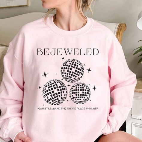 Taylor Swift Shirt Ideas Midnights, Taylor Swift Inspired Hoodies, Cricut Shirt Ideas Taylor Swift, Bejeweled Taylor Swift Shirt, Taylor Swift Quote Shirts, Taylor Swift Sweatshirt Design, Taylor Swift Hoodie Ideas, Taylor Swift T Shirt Ideas, Taylor Swift Cricut Ideas