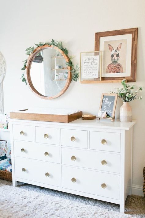 Me gusta el espejo redondo con el borde en madera Girl Nursery Room, Nursery Baby Room, Gender Neutral Nursery, Baby Bedroom, Nursery Inspiration, Nursery Design, Nursery Neutral, Nursery Wall Decor