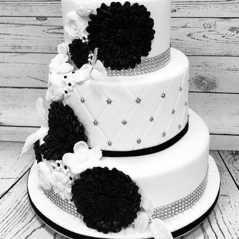 Black Silver Wedding Cake, Simple Black And White Wedding Cake, White Black And Gold Cake, Wedding Cake Designs Black And White, Black And White Cake Ideas, Wedding Cake Colors, Simple Wedding Cake Black And White, Black And White Cake, Sweet 16 Cake Black And White