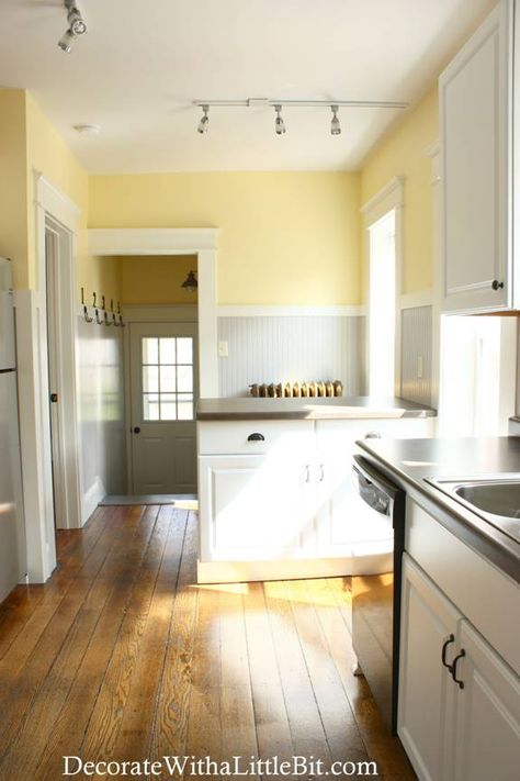 LOVE this kitchen - the lighting and colors are perfect!  'It's Overflowing | Tips to Simplify, Beautify, and Delight in Life' blog Pale Yellow Kitchens, Yellow Kitchen Walls, Popular Kitchen Colors, Yellow Kitchen Designs, Серая Кухня, Kitchen Colour Schemes, Kitchen Paint Colors, Yellow Kitchen, Yellow Walls