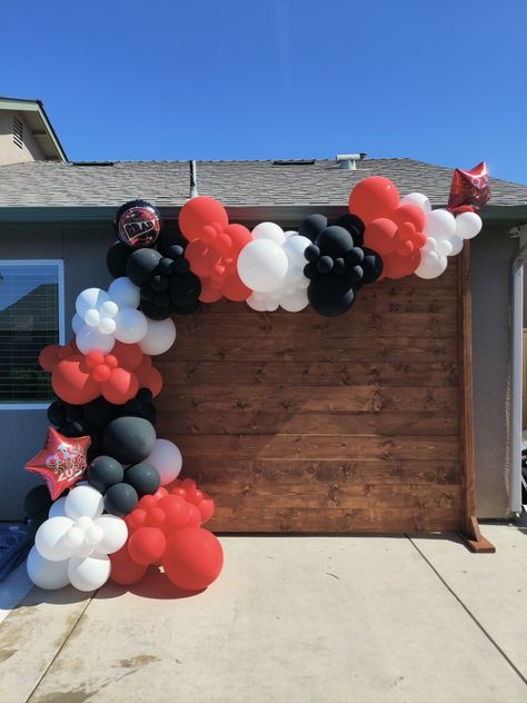 Balloon Arch Red Black White, Red Black White Birthday Party Ideas, Black Red And White Balloon Arch, Red White And Black Balloon Garland, Red White Black Balloon Arch, Uga Birthday Party Decorations, Red Black And White Balloon Garland, Black And Red Balloon Garland, Red And Black Graduation Party Ideas Table Decorations