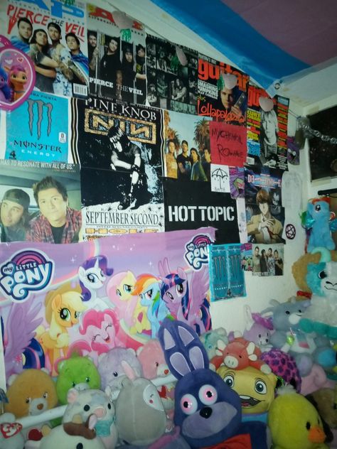 Scenemo Room Ideas, Emo Room Inspiration, Scene Room 2000s, Emo Scene 2000s Room, 2000s Scene Bedroom, 2000s Emo Room Ideas, Scene Bedroom 2000s, Scene Kid Room Ideas, Scene Room Aesthetic