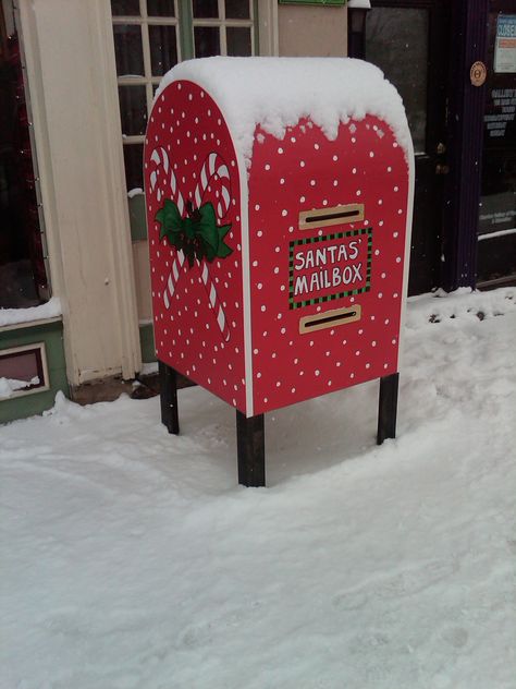 Christmas Post Box Christmas Post Box Ideas, Christmas Postbox Diy, Christmas Mail Box Diy, Wooden Box Christmas Decor, Santa Post Box Diy, Mail Box Christmas Decorations, Diy Wooden Santa, Xmas Post Box, Santa Mailbox Ideas