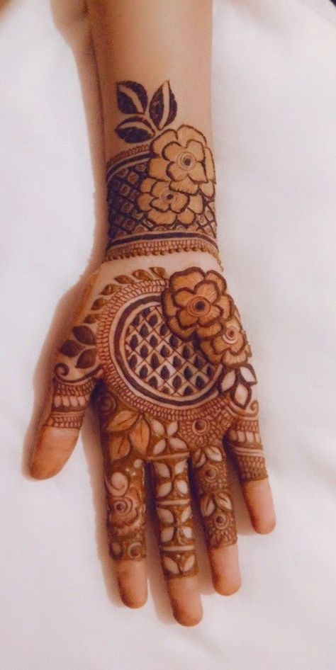 Beautiful khafif front hand mehndi Frunt Mehandi Design Stylish, Aerobic Mehndi Design Front Hand, Aerobic Mehndi Design, Eid Mehndi Designs Arabic, Flower Mehandi Designs, Henna Tattoos Simple, Latest Front Hand Mehndi Designs, Front Hand Mehndi Designs, Front Hand Mehndi Design