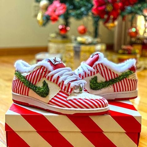 SNKRFLEA on Instagram: “🔥OR 🗑? What do you think of these custom Christmas dunks? What should they be called? REMINDER: I’m selling a box logo tee shirt tonight…” Custom Nike Dunks, Custom Dunks, Bad Shoes, Custom Sneakers Diy, Custom Nike Shoes, Shoes World, Custom Nike, Shoe Display, Fancy Shoes