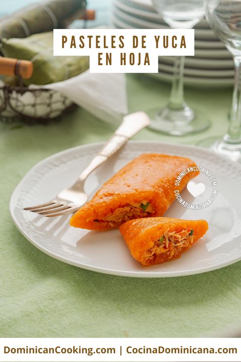 Los pasteles de yuca en hoja son tan buenos como el original de plátano, pero me encanta la textura y sabor que en este adquiere una nueva dimensión. Descubre cómo cocinar los auténticos pasteles de yuca, elaborados de la forma más fácil. Yuca Recipes, Chicken Pockets, Dominican Food, Green Banana, Ground Meat, Recipe Video, Cooking Instructions, Wrap Recipes, Ground Pork