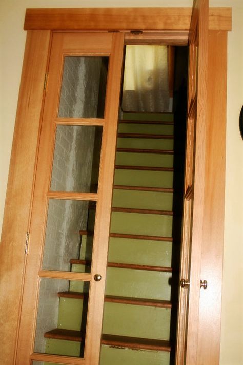 Cottage Stairs, Small Staircase, Rustic Stairs, Simple Kitchen Remodel, Folding Glass Doors, Entry Stairs, Japanese Style House, Victorian Bathroom, Basement House