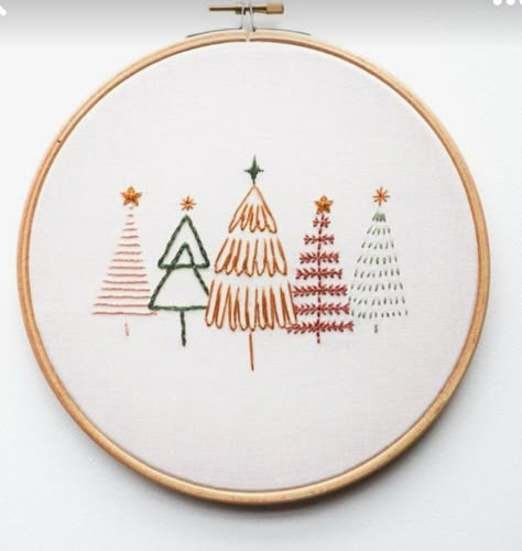 Christmas Embroidery Patterns Simple, Simple Winter Embroidery Patterns, Easy Holiday Embroidery, Simple Easy Embroidery Designs, Winter Embroidery Ideas, Embroidery Christmas Ornaments Patterns, Christmas Embroidery Easy, Holiday Embroidery Ideas, Winter Embroidery Patterns Free