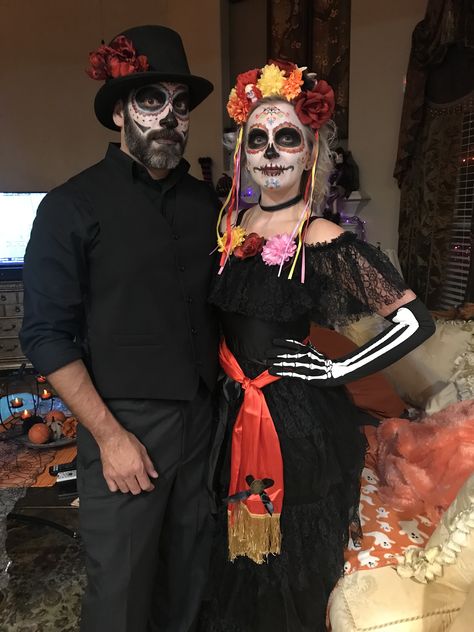 Mariachi Couple Costume, Day Of Dead Couple Costume, Day Of The Dead Outfit Men, Sugar Skull Makeup For Men With Beards, Day Of The Dead Makeup Men Beard, Catrina Couple Costume, Dia De Los Muertos Family Costume Ideas, Catrin Costume Men, Day Of The Dead Makeup Couples