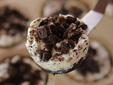 Get this all-star, easy-to-follow Cookies and Cream Cups recipe from Ree Drummond Pioneer Woman Cookies, Ree Drummond Recipes, Ice Cream Cups, Cookies And Cream Cake, Oreo Ice Cream, Chocolate Sandwich Cookies, Ice Cream Treats, Ree Drummond, Ice Cream Cookies