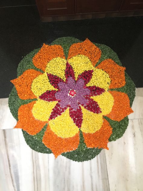 Small Pookkalam Designs, Pookalam Design Onam Simple Small House, Athapookalam Designs, Pookkalam Designs, Onam Ideas, Onam Outfits Ideas, Rangoli With Flowers, Onam Pookalam Design, Floral Rangoli