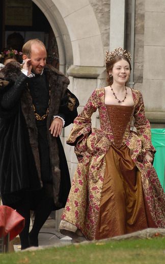 More beautiful lords and ladies Tudor Era Dress, The Tudors Costumes, Mary Costume, Couture Dior, Princesa Elizabeth, Tudor Dress, Mary Tudor, Tudor Fashion, Sarah Bolger