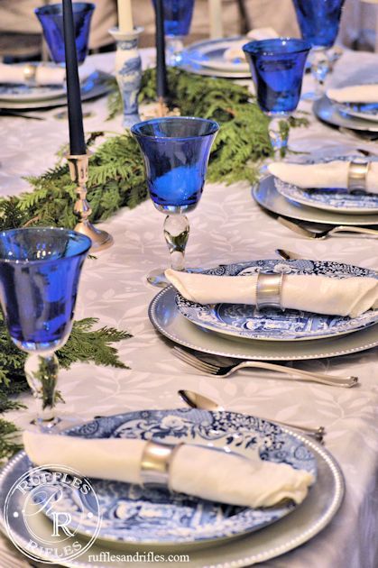 Jenny Lind Changing Table, White Christmas Table, Blue And White Tablescapes, Blue White Christmas, Dining Room Table Settings, Entertaining Table Settings, Blue Table Settings, Jelly Cupboard, Chinese Dinner