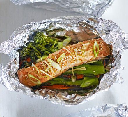 These easy steamed fish parcels with Japanese seasoning are an ideal way to get kids in the kitchen Salmon Parcels, Baked Teriyaki Salmon, Salmon Teriyaki Recipe, Carb Cycling Diet, Japanese Diet, Teriyaki Salmon, Salmon And Rice, Homemade Teriyaki Sauce, God Mat