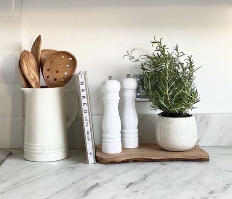 Studio Mcgee Spring, Diy Kitchen Ideas, Kitchen Decor Hacks, Console Table Decor, Spring Outdoor Decor, Kitchen Staging, Summer Outdoor Decor, Kitchen Countertop Decor, Kitchen Shelf Decor