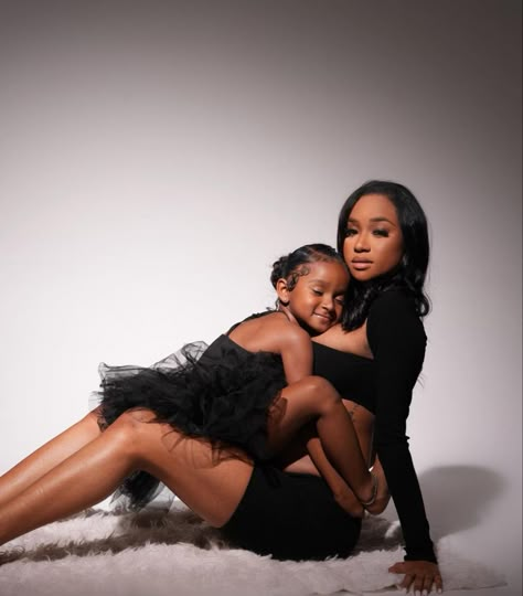 Unique Lashea, Mom Makeover, Mommy Daughter Photography, Mommy Daughter Photoshoot, Mommy Daughter Pictures, Daughter Photo Ideas, Mommy Daughter Photos, Mother Baby Photography, Mother Daughter Photoshoot