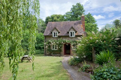 English Country Cottages, English Cottage Decor, English Country Cottage, English Country Decor, Cottage Aesthetic, Cottage Exterior, Country Cottage Decor, Country Retreat, Most Romantic Places