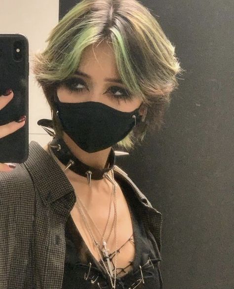 Black And Green Hair Aesthetic, Crowcore Hairstyles, Demigirl Outfit Ideas, Demigirl Fashion, Demigirl Outfits, Alternative Hair Short, Grunge Short Hair, Transboy Hair, Gender Fluid Hair