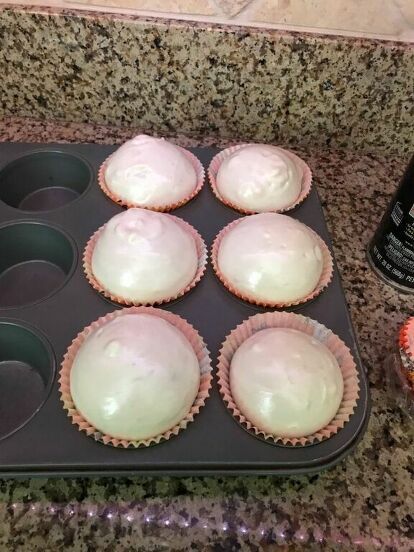 I work in staging homes, and being that every model home has fake food, I have bought a lot of it. But they are so expensive, and I've always wanted to try and make some myself. So, I decided to try my hand at it! I got started by making these faux cupcakes for Halloween. Here's how I did it. What you’ll need to start:cup cake pan and cupcake linersspray foampaintbeadscinnamonplastic toys or ringswall filler /compound / Specklezip lock baggiecake tip Start by putting your cupcake l… Diy Halloween Cupcakes, Fake Coffee, Schnee Party, Primitive Diy, Faux Cupcakes, Faux Cake, Fake Food Props, Diy Cupcake, Fake Bakes