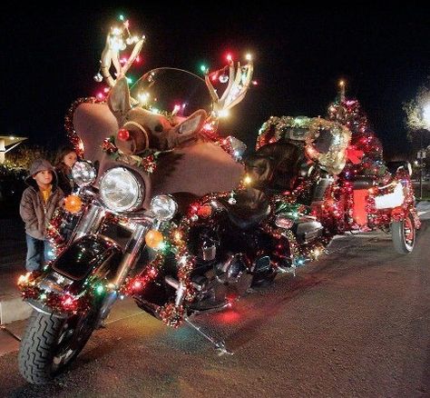 Christmas lights on a Harley-Davidson / - - Bookmark Your Local 14 day Weather FREE > www.weathertrends360.com/dashboard No Ads or Apps or Hidden Costs Motorcycle Christmas, Christmas Parade, Valentine Photography, Led Christmas Lights, Christmas Tree With Gifts, Christmas Music, Christmas Pictures, Festive Christmas, All Things Christmas