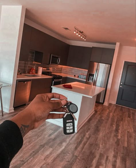 Apartment Keys Aesthetic, New Place Aesthetic, Moving Into New Apartment, Black And Pink Decor, Apartment Keys, Keys Aesthetic, Apartment Fever, College Apartment Kitchen, My Manifestation