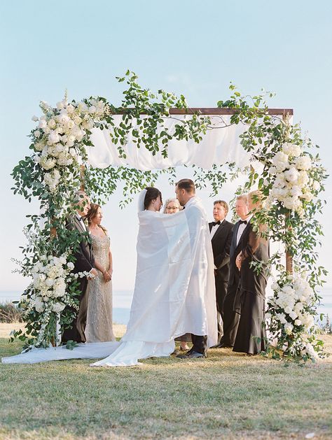 Chupa Wedding Ideas, Chuppah Floral Installation, Wedding Huppa Decor, Wedding Chuppah Flowers Romantic, Outdoor Chuppah Ideas, Chuppa Wedding Flowers, Garden Wedding Chuppah, Wedding Chuppah Greenery, Chuppah Floral Decor