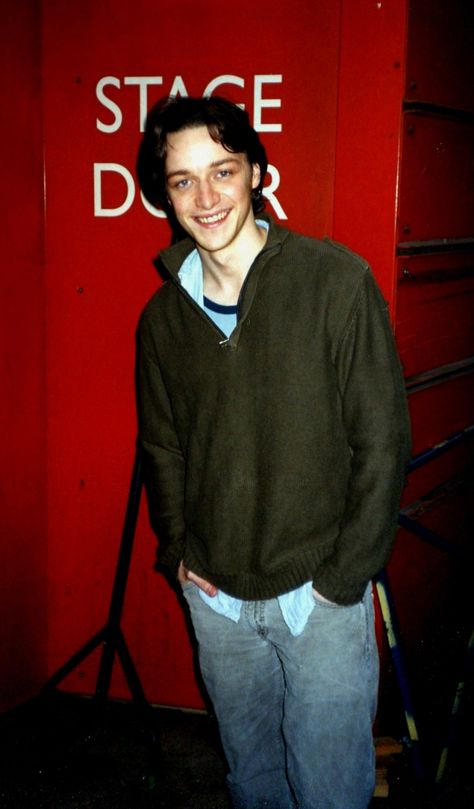 James McAvoy at the stage door during Breathing Corpses - read the full blog of fan encounter in 2005 at http://theuglybugball.wordpress.com/2011/02/11/stage-door-2-james-mcavoy/# James Mcavoy Young Cute, Young James Mcavoy, Shameless Uk, Stage Door, Paul Atreides, Becoming Jane, James 3, Scottish Actors, Charles Xavier