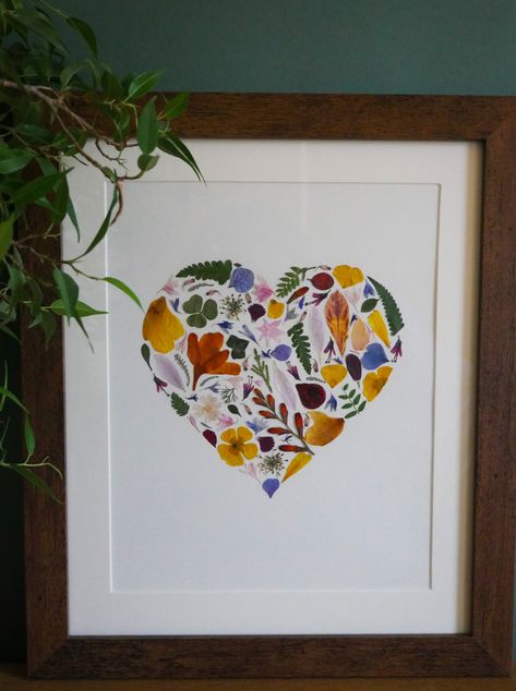 Pressed Flower Heart, Pressed Flower Print, Pressed Flower Arrangements, Pressed Flower Art Projects, Pressed Flowers Ideas, Real Flower Art, Dried Flowers Art, Pressed Botanical Art, Pressed Flowers Art