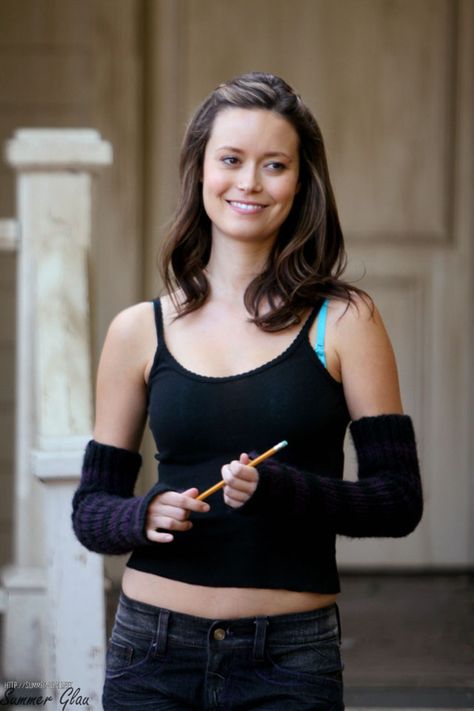 20 Hottest Photos of Summer Glau | Black halter top and jeans Summer Glau Terminator, Tank Top Arm, Summer Glau, Badass Women, Famous Women, Summer Pictures, Terminator, Young Woman, Black Tank Tops