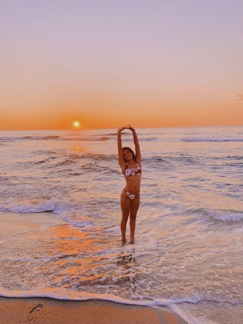 Beach Pictures Poses Bikinis, Beach Self Timer Pictures, Beach Pose Inspo Instagram, Cute Beach Pictures For Instagram, Beach Pose Pictures, Instagram Photo Ideas Beach, Sunset Beach Poses By Yourself, Solo Beach Poses Photo Ideas, Sunrise Ocean Pics