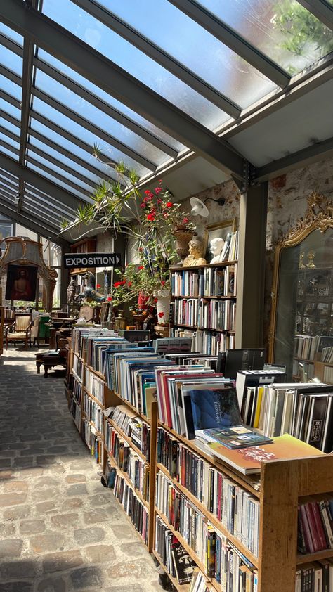 a picture of a thrift store in france with records and vintage stuff Thrift Store Bloxburg, Op Shopping Aesthetic, Antique Stores Aesthetic, Book Store Owner Aesthetic, Book Store Design Interior, Book Stores Aesthetic, Craft Store Aesthetic, Vintage Bookstore Aesthetic, Sunny Library