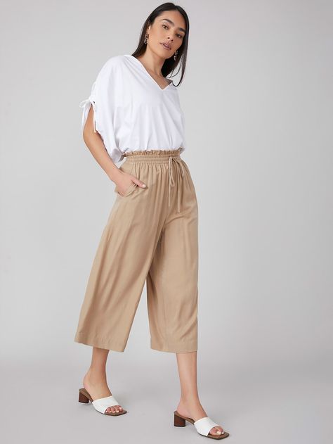 Cotton Pants Outfit, Wide Leg Pant Outfit, Plus Size Spring Outfits, Capri Pants Outfits, Wide Leg Capris, Pillow Slides, Plus Size Spring, Chubby Fashion, Women Bottoms