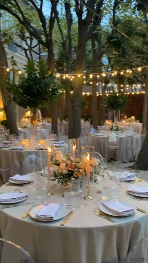 Round Table Centerpieces Wedding, Wedding Tablescapes Round, Big Beautiful Houses, Round Table Centerpieces, Round Wedding Tables, Garden Escape, Round Table Decor, Fragrant Garden, Wedding Reception Flowers