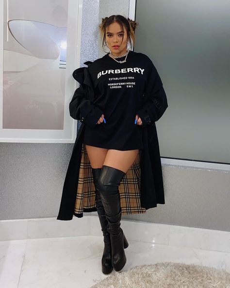 KAROL G on Instagram: “Tengo una cita 🎱🎮🖤” Concert Outfit Reggaeton, Karol G Concert, Bad Bunny Concert Outfit, Concert Outfit Plus Size, Concert Outfit Fall, Cute Concert Outfits, Concert Shirts, Instagram Outfits, Stage Outfits