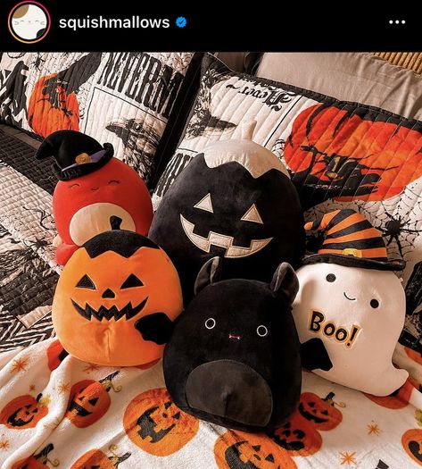 Halloween Sleepover, Halloween Bedroom Decor, Halloween Decor Diy, Fall Bedroom Decor, Halloween Bedroom, Casa Halloween, Cute Squishies, Halloween Room Decor, Diy Halloween Decor