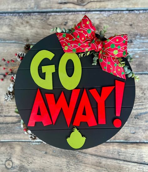 Grinch Door Sign Diy, Diy Grinch Door Hanger, Grinch Signs Wooden Diy, Grinch Porch Sign, Grinch Door Decorations, Grinchmas Decor, Grinch Door Hanger, Grinch Door, Grinch Sign