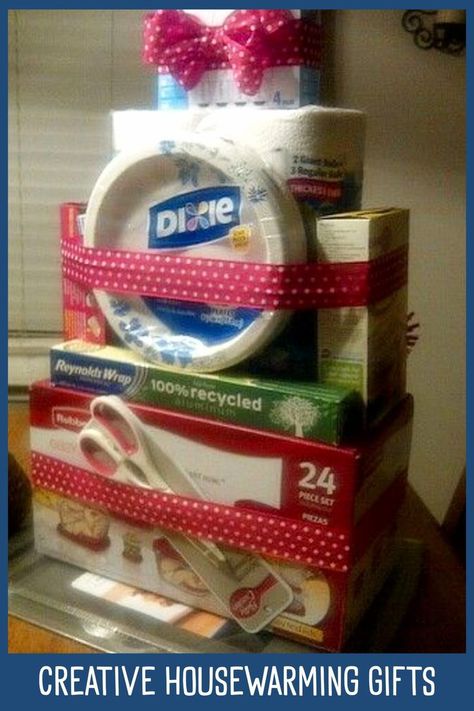 Forget the traditional housewarming gifts and the popular gift baskets for a new home - try these easy DIY housewarming gifts you can make for cheap Diy Housewarming Gifts, Welcome Home Basket, Traditional Housewarming Gifts, Practical Housewarming Gifts, House Warming Gift Ideas, Housewarming Ideas, Housewarming Gift Baskets, House Warming Party, Raffle Baskets