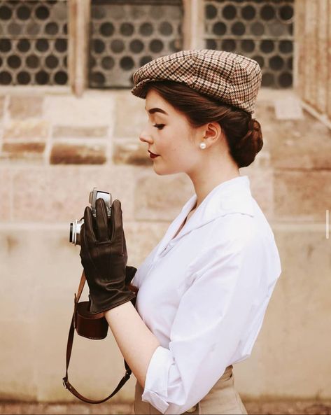 90's Photo, Era Victoria, Vintage Photoshoot, Look Retro, Elegante Casual, Retro Mode, Vintage Inspired Outfits, Newsboy Cap, 1940s Fashion