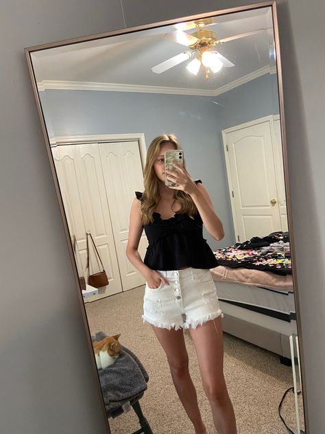 Tank Top And Jean Shorts Outfit, Black Top White Shorts, Outfits With White Jean Shorts, What To Wear With White Jean Shorts, White Jean Shorts Outfit Summer, Jean Shorts Outfit Ideas, White Shorts Outfit Aesthetic, White Jean Shorts Outfit, Black Jean Shorts Outfit