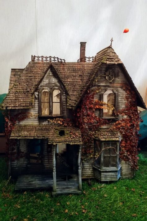 Scary Dollhouse Haunted Houses, Haunted Dollhouse Exterior, Haunted Doll Houses, Haunted Doll House Ideas, Witch Cottage Dollhouse, Haunted House Diorama, Southern Gothic Dollhouse, Haunted Doll House Diy, Miniature Horror