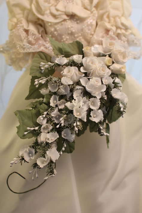 Bride doll's wedding bouquet. So romantic! It's Princess Diana!  https://www.etsy.com/listing/172287095/princess-diana-bride-doll-the-danbury?ref=shop_home_active_1 Doll Bouquet, Bride Dolls, Bride Bouquet, Voodoo Doll, Hand Bouquet, Voodoo Dolls, Princesa Diana, Doll Collection, Lady Diana