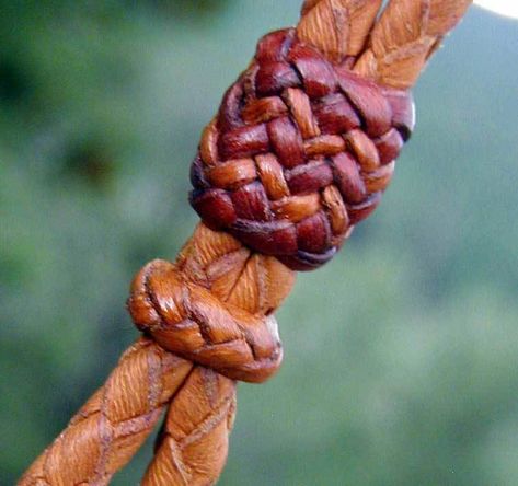 Leather Braiding Techniques, Braid Guide, Prepper Skills, Rawhide Braiding, Braiding Techniques, Leather Braiding, Leather Working Projects, Leather Fob, Western Bridles