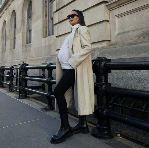 London Maternity Style, Camel Trench Coat Outfit, Bump Style Winter, Maternity Fits, Pregnancy Fits, Camel Trench Coat, Prego Outfits, Casual Maternity Outfits, Preggo Fashion