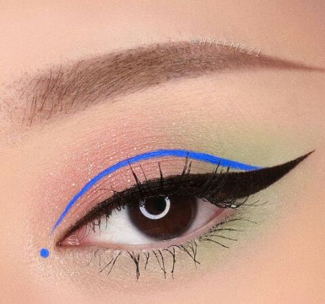 Easy Creative Eyeliner Looks, Easy Graphic Eyeliner Ideas, Minimal Graphic Eyeliner, Easy Graphic Liner Ideas, Cool Eyeliner Looks, Colorful Eyeliner Ideas, Easy Graphic Eyeliner, Easy Graphic Liner, Eyeliner Ideas