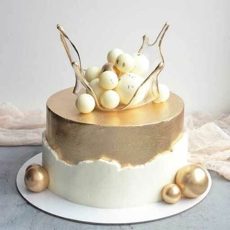 Latest Birthday Cake, 17. Geburtstag, Golden Birthday Cakes, Delish Cakes, Candy Birthday Cakes, Cake Cooking, Golden Cake, Birthday Cake For Him, Elegant Birthday Cakes