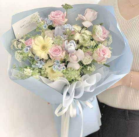 Flower Bucket Ideas, Bucket Flowers Aesthetic, Flower Boquet, Birthday Flowers Bouquet, Graduation Flowers, Luxury Flower Bouquets, Flower Bouquet Diy, Flower Gift Ideas, Boquette Flowers