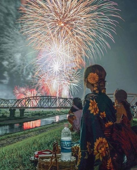 Japanese Festival Aesthetic, Fireworks Portrait, Osechi Ryori, Japan 80's Aesthetic, Japan Village, Japanese Summer, Japan Summer, Fireworks Festival, Japanese New Year