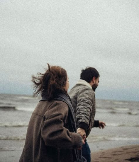 Photoshoot Ideas For Boyfriend, Shooting Couple, Winter Beach, Ho Oponopono, Beach Shoot, Cinematic Photography, Photo Couple, Couple Photography Poses, Beach Photoshoot