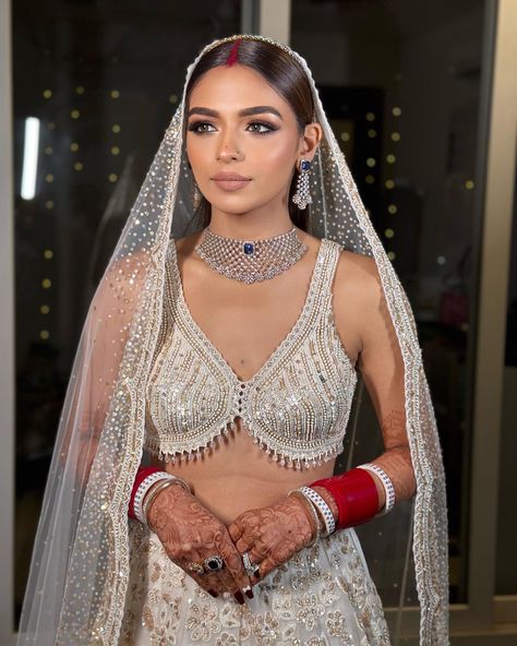 Deepika Padukone Wedding Makeup, Reception Makeup Look For Bride, Indian Reception Makeup Looks, Indian Reception Makeup, Reception Makeup Indian, Reception Bride Makeup, Reception Makeup Indian Bride, Deepika Padukone Makeup, Makeup Reference