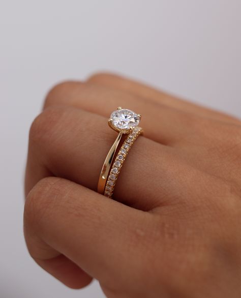 Simple Wedding Rings Gold No Diamond, Simple Ring With Wedding Band, Tapered Ring Band, Gold Ring Round Diamond, Plain Gold Wedding Band With Engagement Ring, Tapered Engagement Ring With Band, Wedding Band Gold Simple, Engagement Solitaire Rings, Tapered Solitaire Engagement Ring